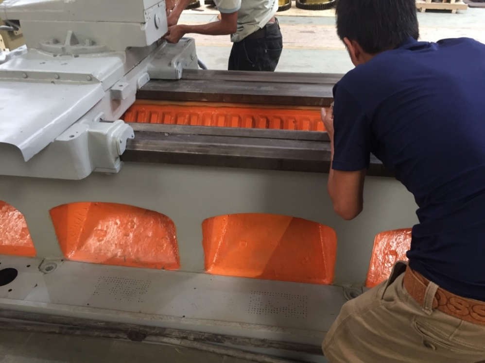 Phục hồi thay thế bánh răng hộp số, cạo rà băng máy và sơn lại máy tiện 1M65 tại nhà máy khách hàng.